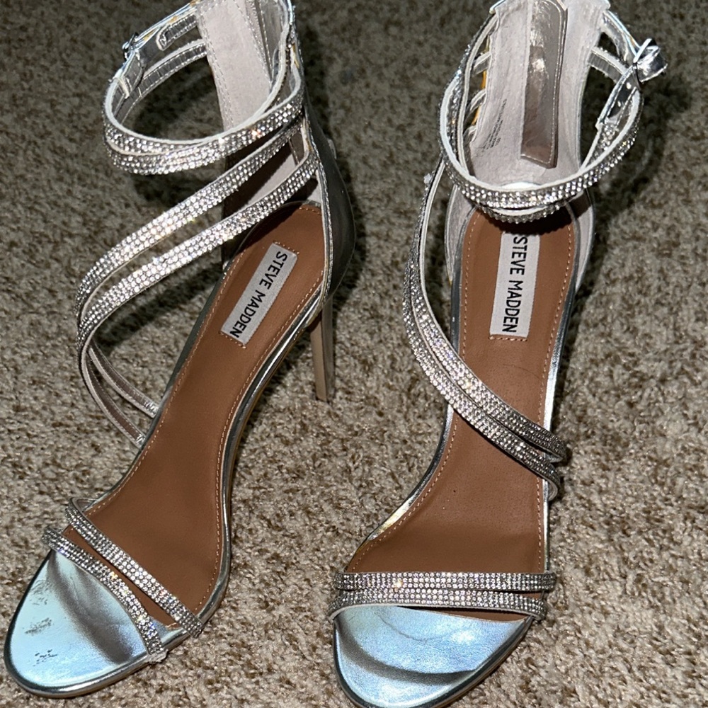 PRE OWNED// EXCELLENT CONDITION. Steve Madden FIFFI SIL MULTI HEEL